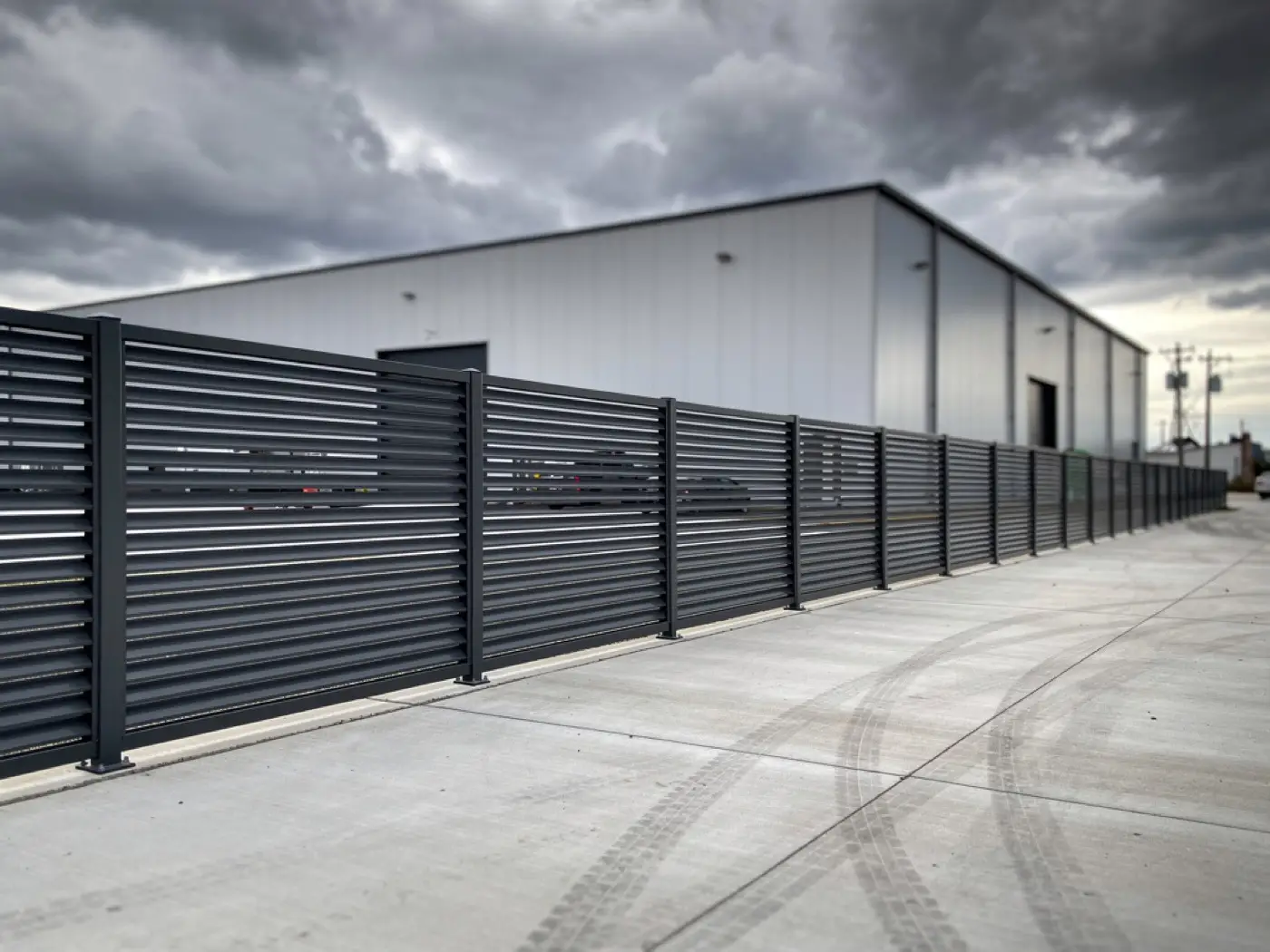Recinzione LuxGuard — capannone industriale